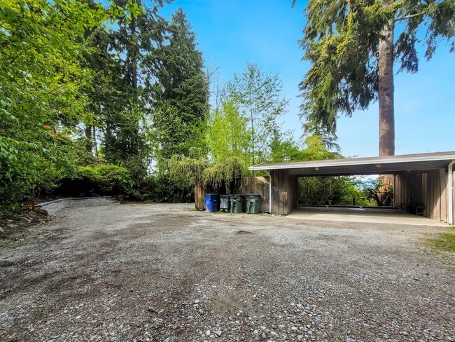 Building Photo - Vintage architectural home looking over Se...