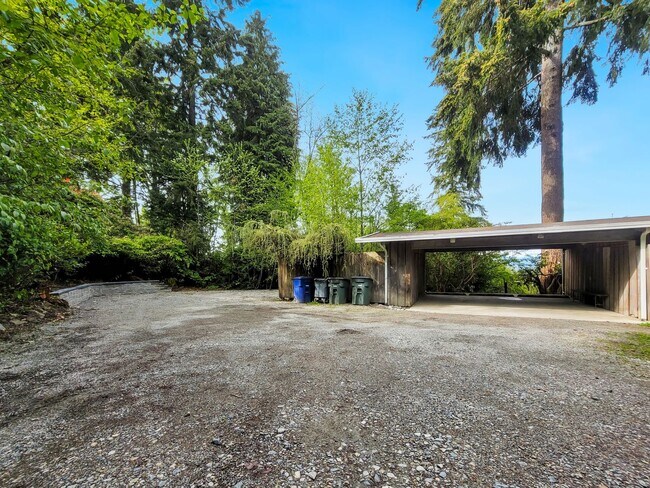 Building Photo - Vintage architectural home looking over Seattle and Bellevue metropolitan skyline.