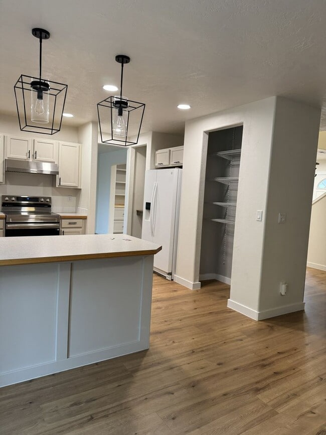 Building Photo - HARD TO FIND 4 BEDROOM