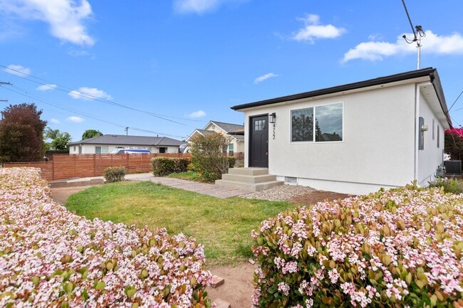 Building Photo - 4 bed main house!