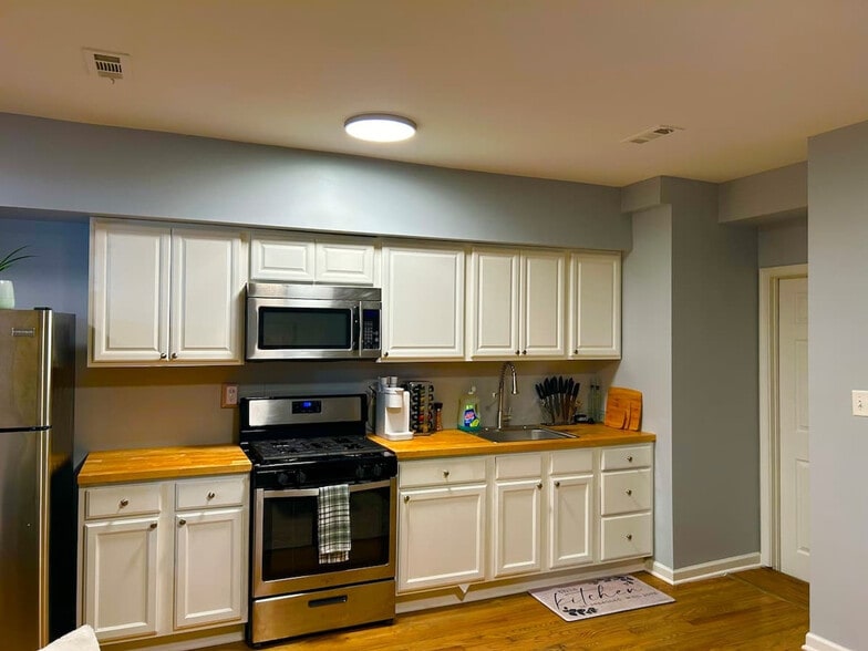 Building Photo - 1255 Raum St NE