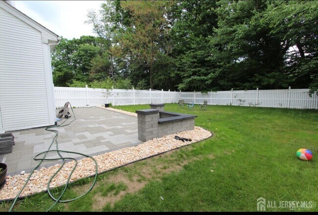 Building Photo - 96 Marion Dr