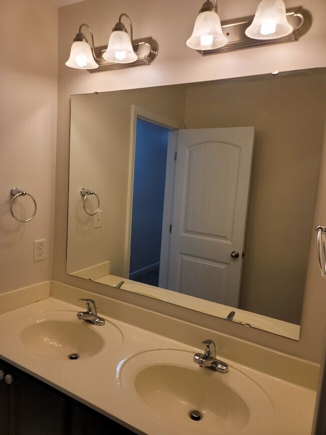 Building Photo - Immaculate 4 Bedroom, 3.5 Bath Home Located in Established Neighborhood. Minutes from Fort Bragg!