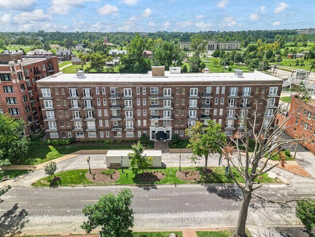 Building Photo - 5630 Pershing Ave