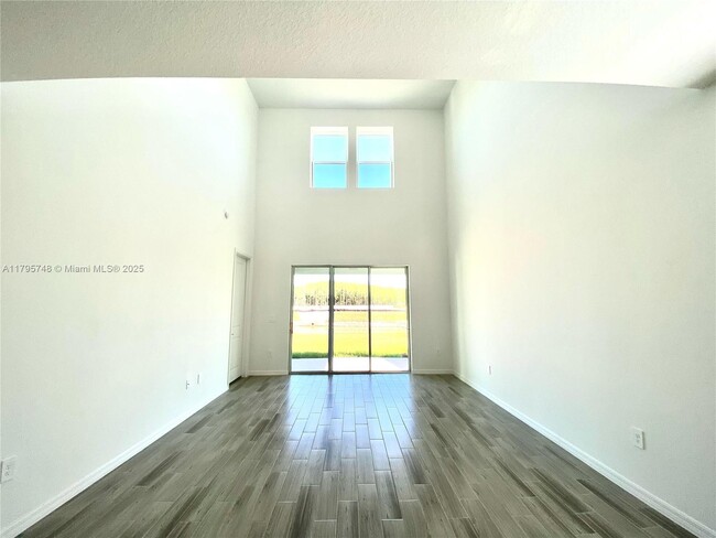 Building Photo - 5647 Ficus Aurea St