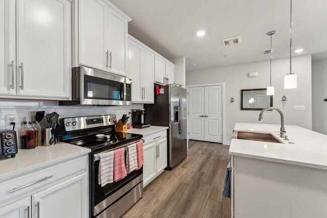 Building Photo - Gorgeous 2bd/2ba modern condo w/balcony located conveniently in MOSAIC AT WOODLAND PARK in Herndon.