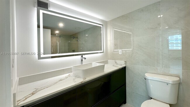 Building Photo - 18061 Biscayne Blvd