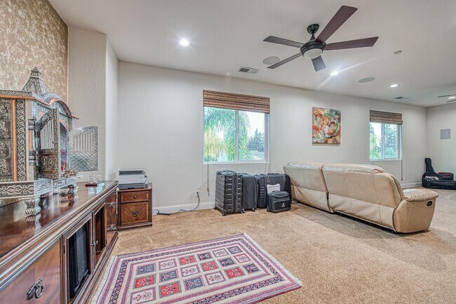 Building Photo - Spacious Home on Oversized Lot with Pool and Solar!