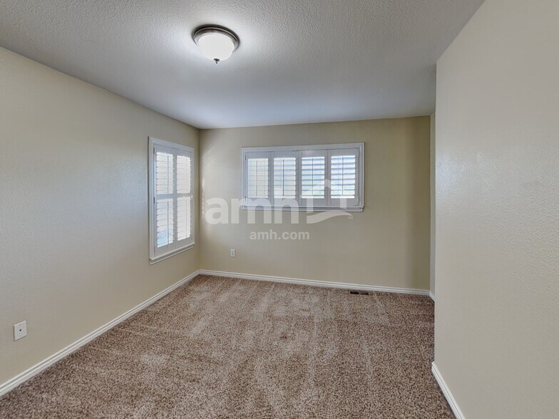 Building Photo - 439 Longspur Dr