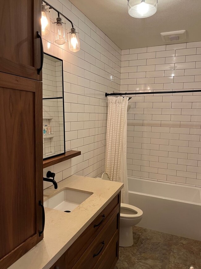 Building Photo - Beautiful Large Home in Wildhorse