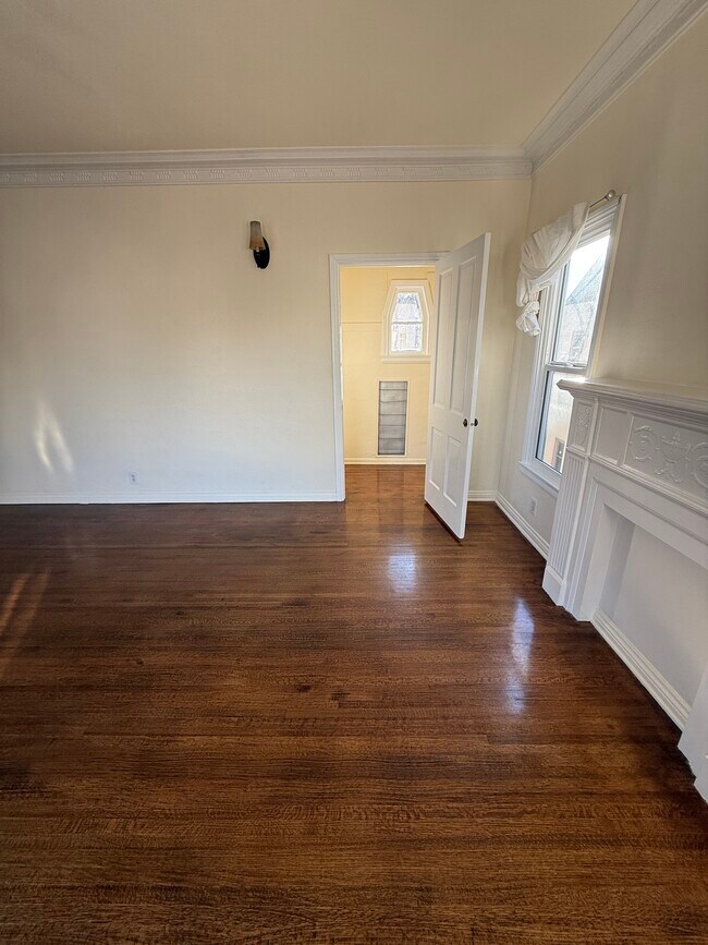 Building Photo - 5906 San Vicente Blvd