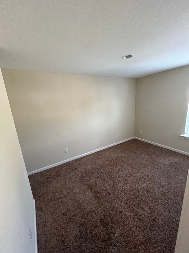 Building Photo - 3 bedroom townhome
