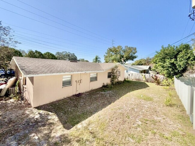 Building Photo - 972 San Christopher Dr