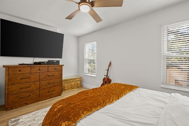 Building Photo - 7001 Woodhue Dr