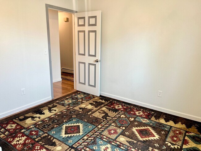 Building Photo - High speed internet included - 3 bedroom t...