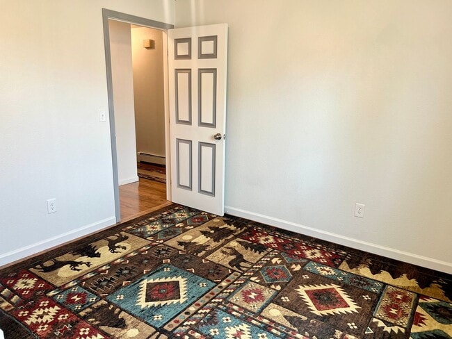 Building Photo - High speed internet included - 3 bedroom townhouse