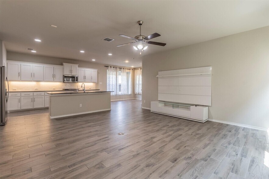 Building Photo - 1800 Emilia Dr