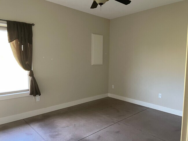 Building Photo - 4833 N Hillside Ct