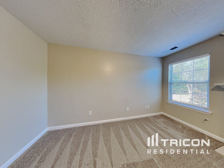 Building Photo - 203 Woodcreek Way