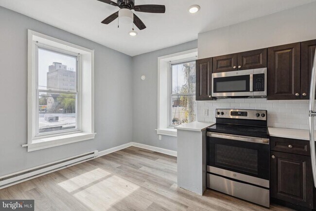 Building Photo - 21 E Price St