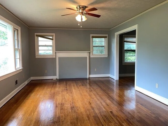 Building Photo - 3 Bedroom 2 Bathroom