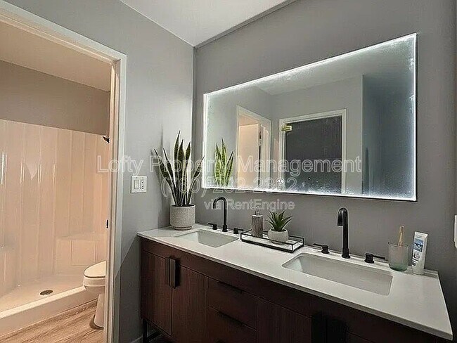 Building Photo - 345 N Melrose Dr