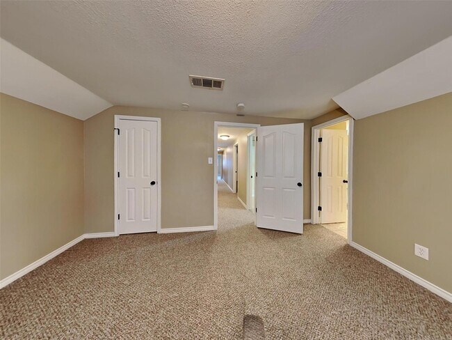Building Photo - 2202 Briarwood Blvd