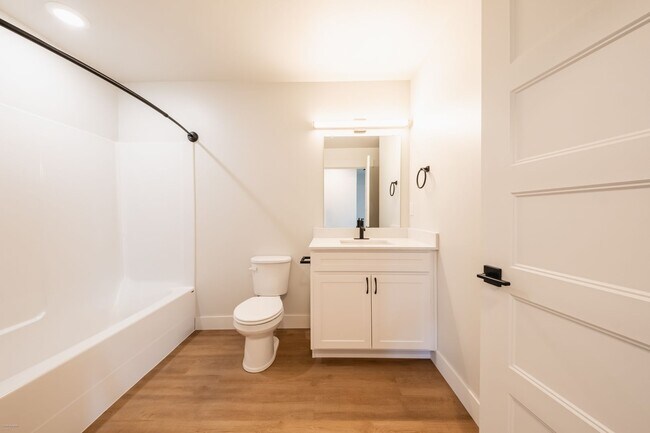 Building Photo - 2 bed 1 bath FIRST MONTH RENT FREE New Apa...