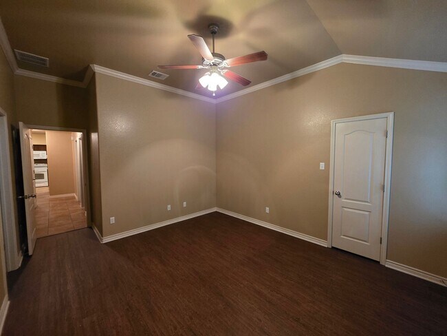 Building Photo - Beautiful 3 Bed, 2 Bath Duplex in Clear Creek Area - Viewable Now