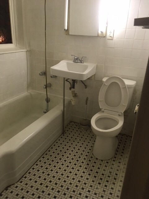 Building Photo - 2204 W Berteau Ave