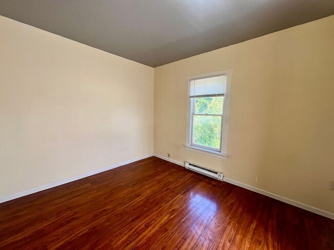 Building Photo - 3 Bed / 1 Bath Home with Outdoor Space