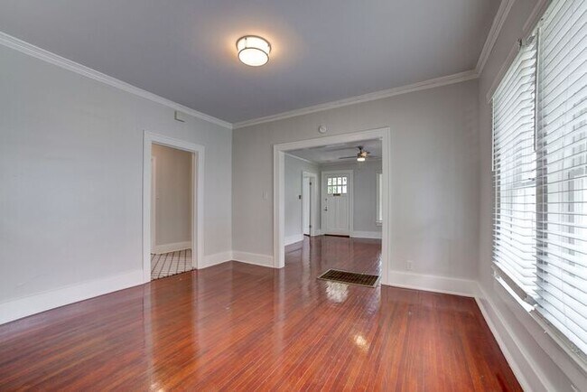 Building Photo - 2/1 Bright and Cheery Home Right Off Downtown!