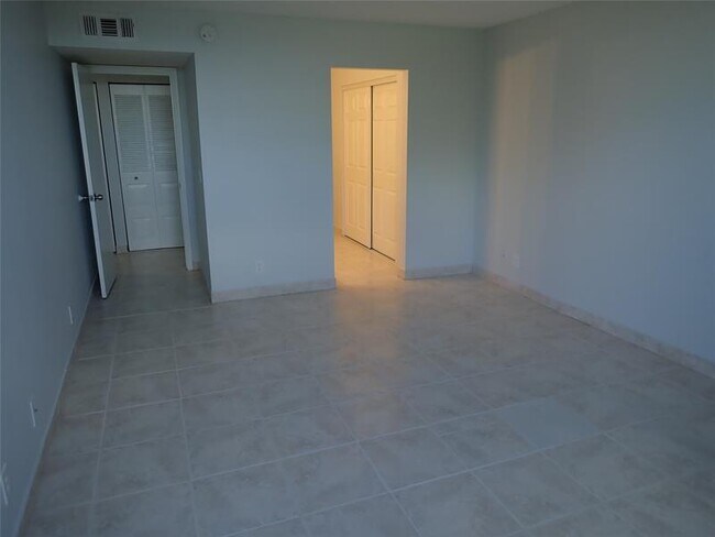 Building Photo - 106 Lake Emerald Dr