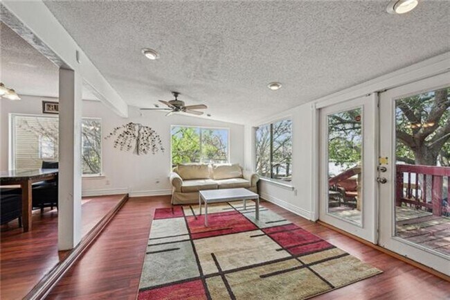 Building Photo - Three Bedroom Three Bathroom