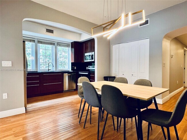 Building Photo - 215 Phoenetia Ave