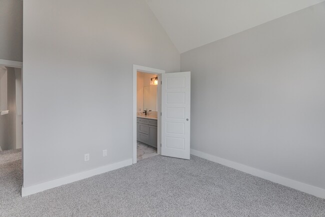 Building Photo - 624 Edgewood Dr