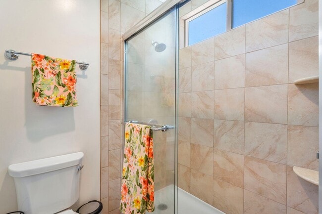 Building Photo - Completely Remodeled 3 Bed/3 Bath with Exp...