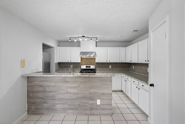 Building Photo - 13938 Plantation Valley Dr