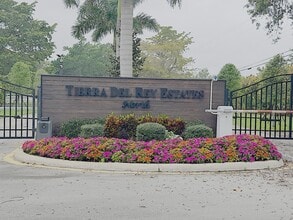 Building Photo - 10157 La Reina Rd