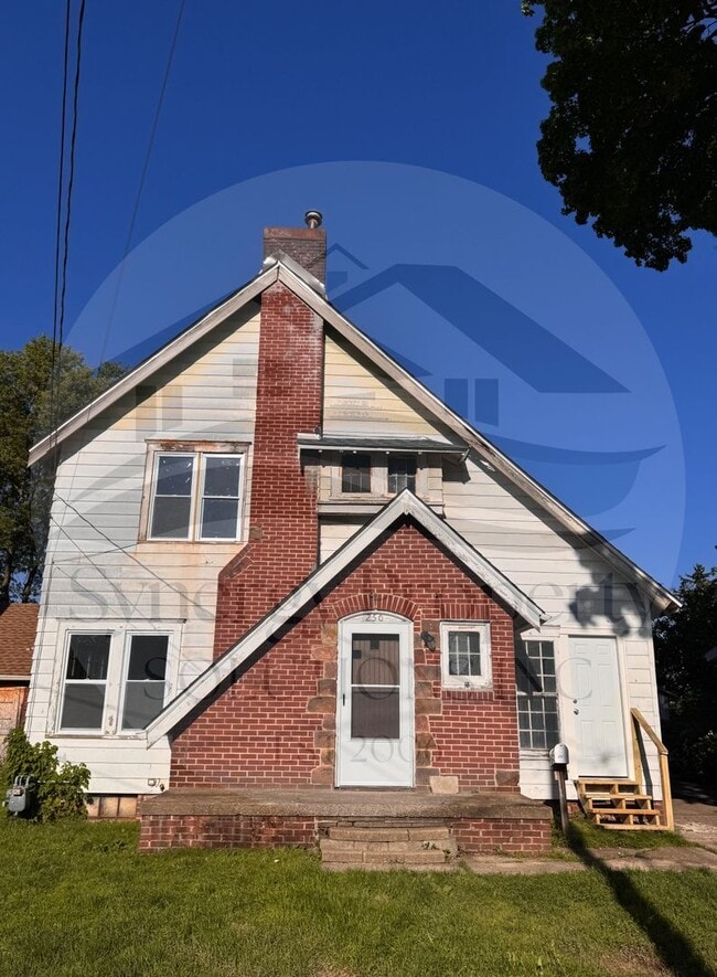 Building Photo - Large Home Available Now