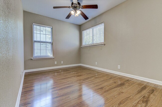 Building Photo - 1410 Kamar Dr