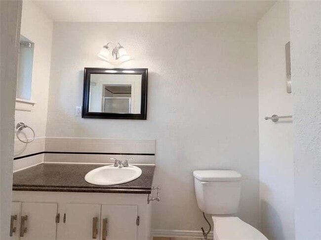 Building Photo - 509 Robinhood Dr