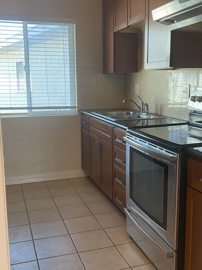 Building Photo - 567 S Wilton Pl