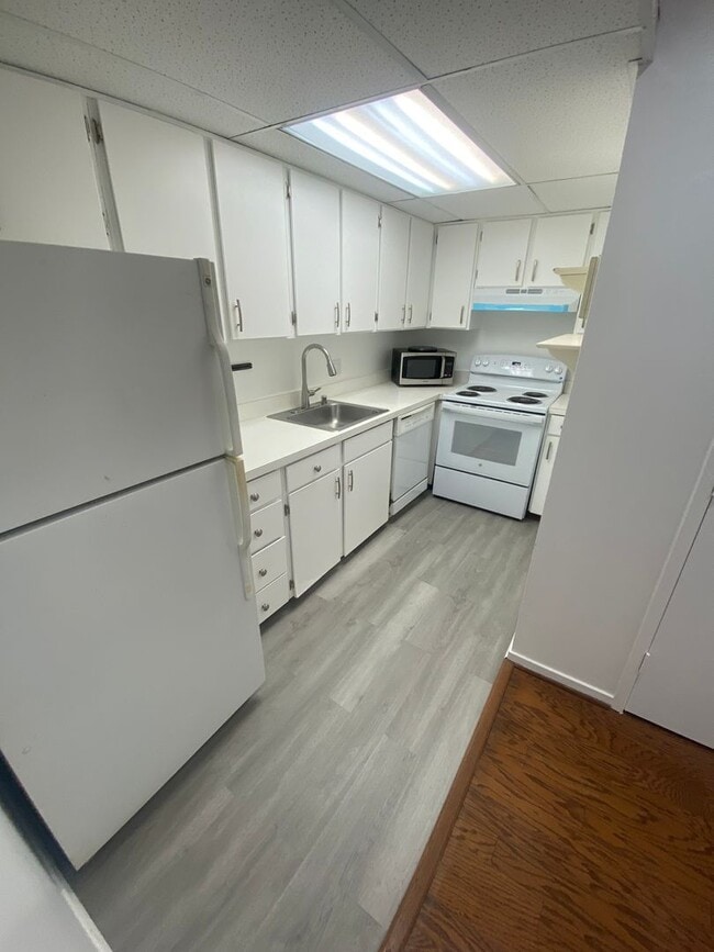 Building Photo - A charming one bedroom, one bath apartment...