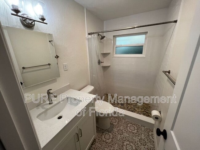 Building Photo - 1220 SE 3rd St