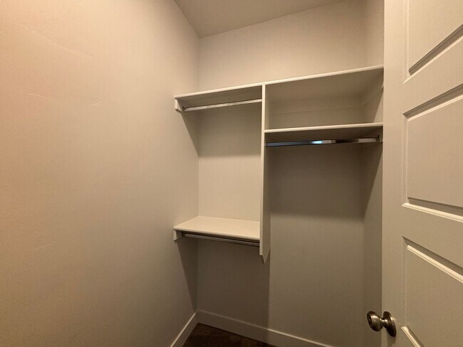 Building Photo - SPACIOUS SINGLE LEVEL HOME IN WASHINGTON F...