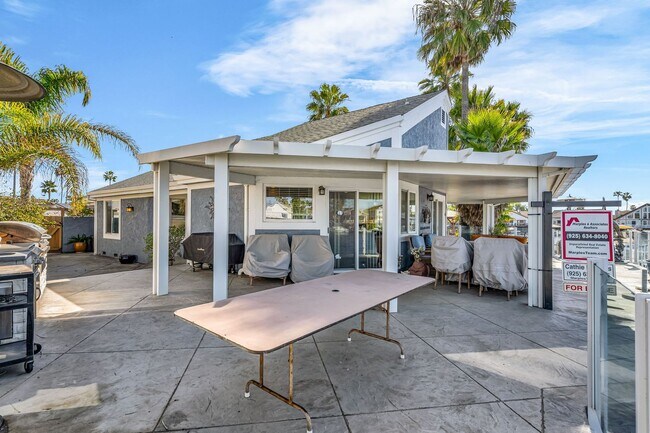 Building Photo - INCREDIBLE LOCATION... END OF CUL DE SAC WITH OVER 100 FEET ON WATER... MARVELOUS DOCK AND DECK W...