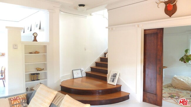 Building Photo - 2417 Walgrove Ave