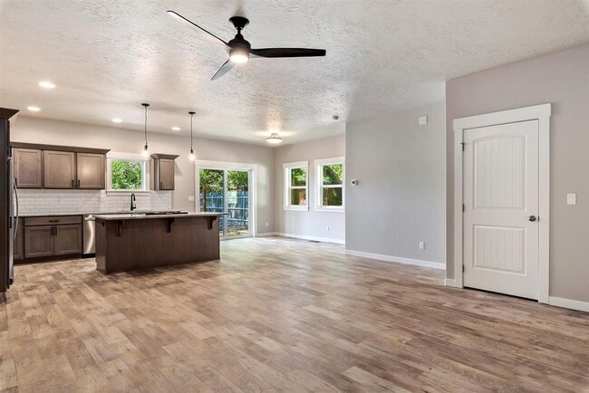 Building Photo - ? MOVE IN SPECIAL! ? $99.00 1st month rent...