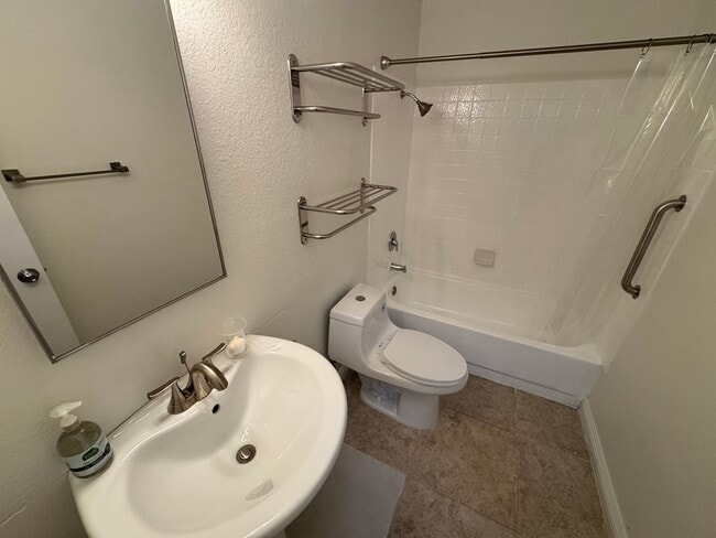 Building Photo - Fully Furnished Ground-Floor Condo with Pool Access!